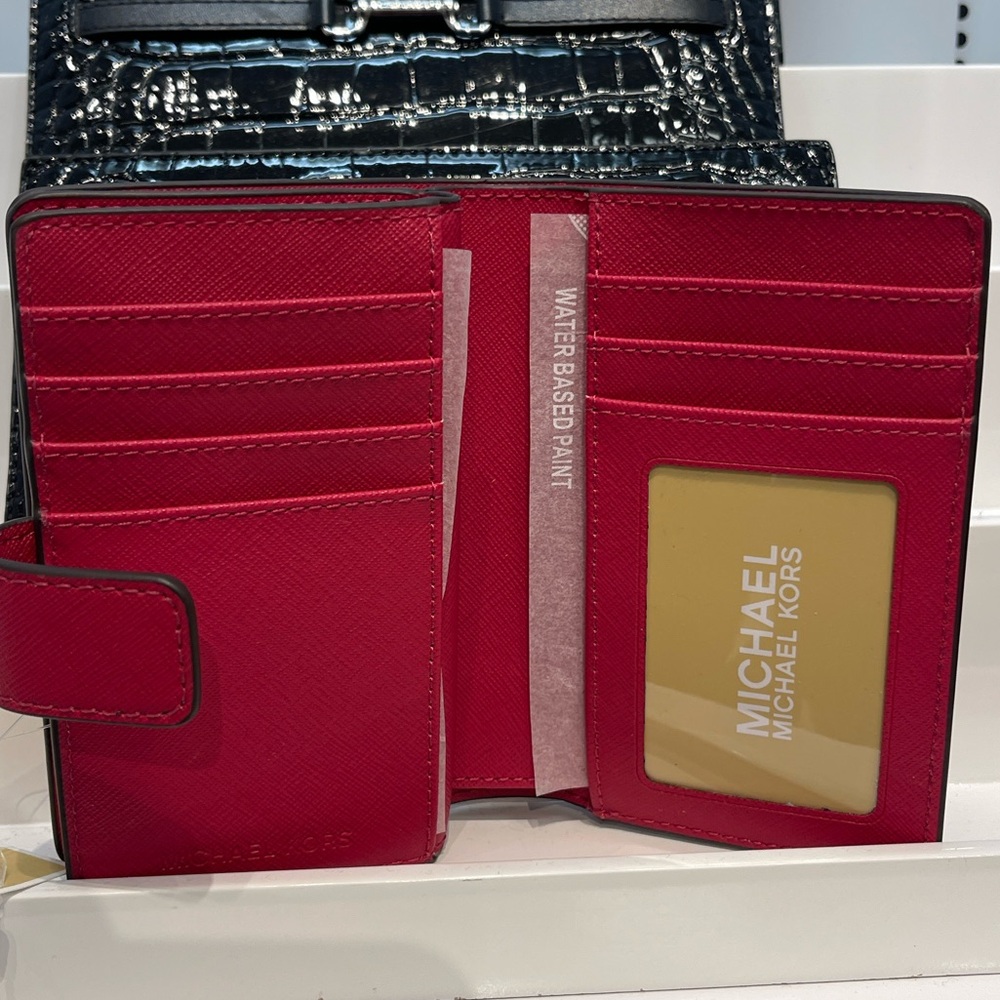 MICHAEL KORS Medium Saffiano Leather Bifold ZP CN Wallet
COLOR DK RASPBERRY
NWT - Picture 10 of 16